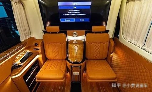 รถคาราวาน Mercedes-Benz Sprinter 9 ที่นั่งพร้อมการตกแต่งภายในที่หรูหรา