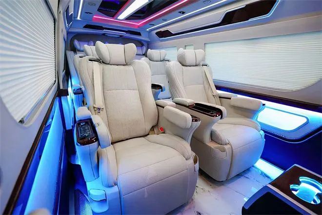 การอัพเกรดภายใน Toyota Hiace เก้าที่นั่ง รวมถึงเบาะนั่ง ไฟโดม โต๊ะพับ ผ้าม่าน