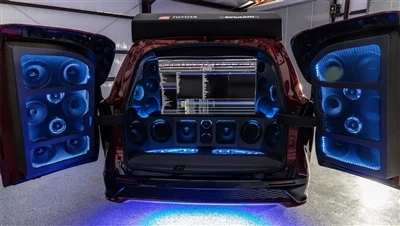 Toyota Sienna ดัดแปลงกลายเป็นซับวูฟเฟอร์มือถือ
