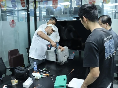 การผลิตเบาะรถยนต์เซียะเหมิน Kench ยินดีต้อนรับลูกค้าต่างประเทศเข้าเยี่ยมชม